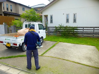 駐車スペースの細い目土部分にも芝生をデザインしております。どんな場所の芝生でも伸びて来ますので、同じように手入れをします。