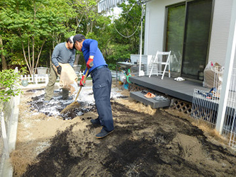 芝生張り作業