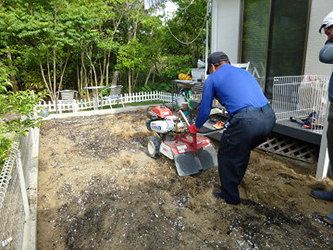 芝生張り作業