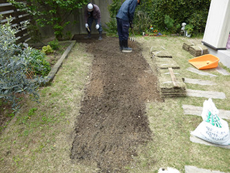 芝生張り作業