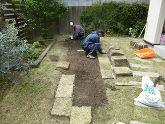 芝生張り作業